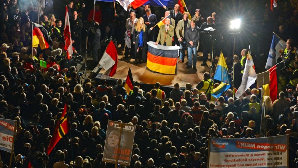 Tausende Menschen demonstrieren in Erfurt gegen Asylpolitik