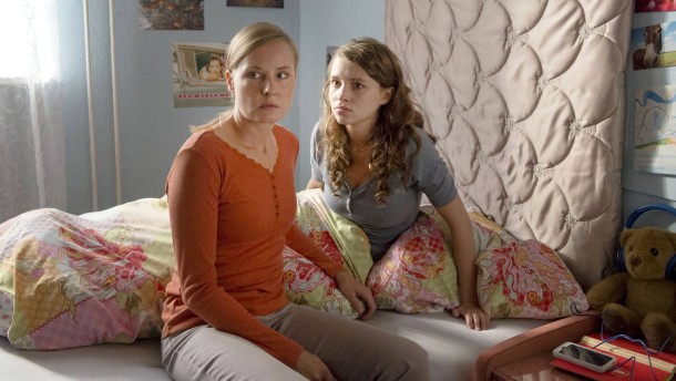 Not a good end in sight: Lara Schilchow  (Paula Dombrowski) and her daughter Bella (Janina  Fautz). Polizeiruf 110: stop