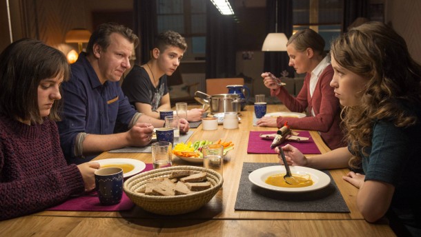 No sweet home: there tense mistrust  between the couple Schilchow and their foster  children is a reason.. Polizeiruf 110: stop