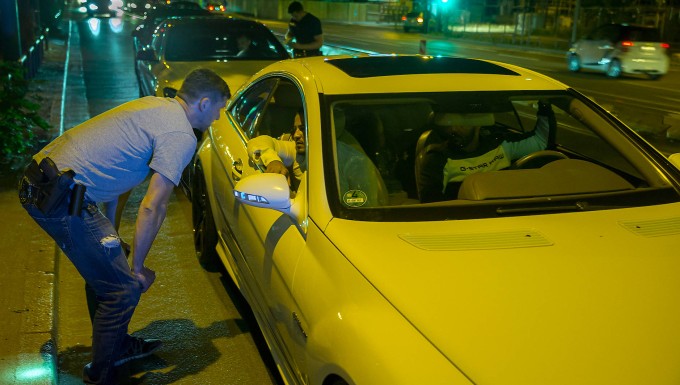 On the Hanauer Landstraße the officers of a special unit control three conspicuous vehicles and their occupants. 