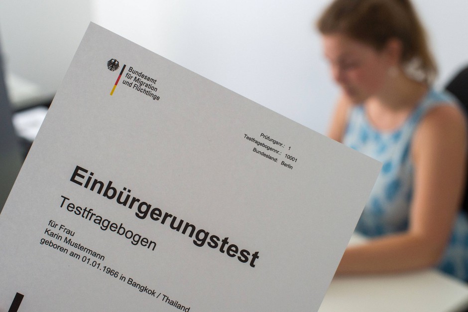 Bild zu: Hohe Erfolgsquoten im Einbürgerungstest in Hessen - Bild 1 von ...