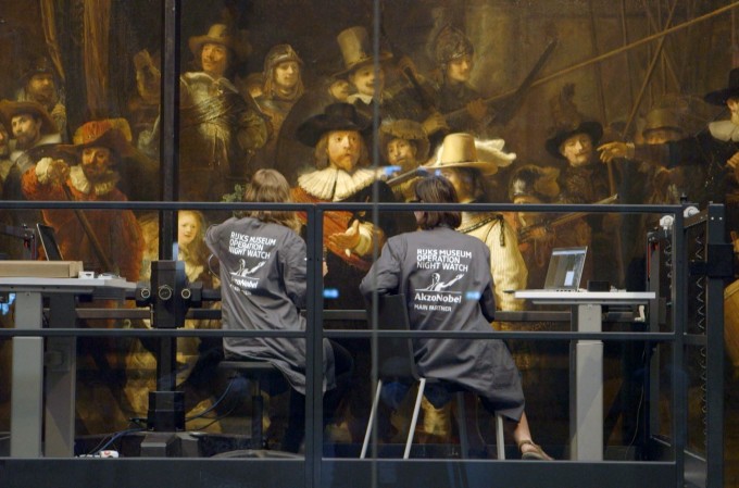 Unter der Lupe: Rembrandts „Nachtwache“ wird im Rijksmuseum von zwei Spezialistinnen untersucht.