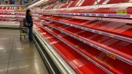 Fast nichts mehr da: Eine Kundin betrachtet die verbleibende Ware in den Fleischregalen eines Supermarktes in Texas. Fast nichts mehr da: Eine Kundin betrachtet die verbleibende Ware in den Fleischregalen eines Supermarktes in Texas.