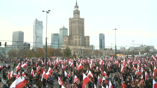 Zehntausende bei Unabhängigkeitsmarsch der extremen Rechten in Warschau