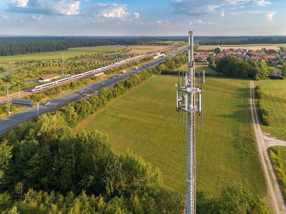Bild zu 5G Mobilfunk braucht Glasfaserkabel und neue Sendemasten Bild 1 von 1 FAZ