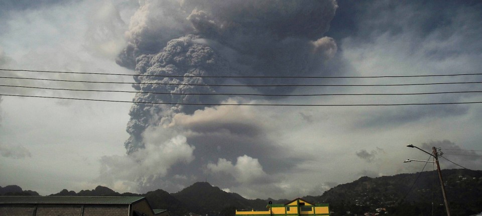 Asche und Staub fliegen nach dem Ausbruch des gut 1200 Meter hohen Vulkans La Soufrière auf der Karibikinsel St.Vincent durch die Luft.