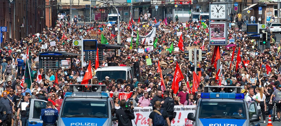 Teilnehmer einer Gegendemonstration gegen die geplante Demonstration von „Die Rechte“ gehen am Samstag mit Plakaten und Flaggen durch Kassel. 