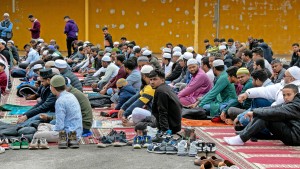 Ein Strandbad mit Muslimen