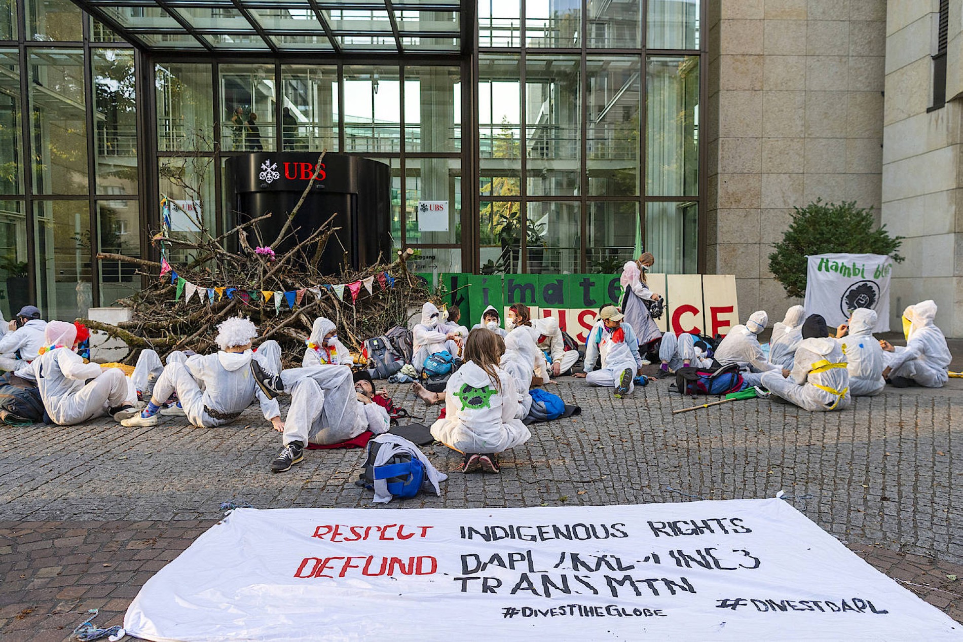 Protest Vor Schweizer Banken Hohe Strafen Fur Klimaaktivisten