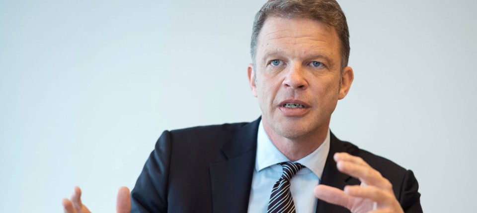 Deutsche Bank Chef Sewing Ordnet Konzern Strukturen Neu
