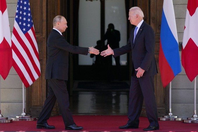 13:25: Pertemuan antara Putin dan Biden dimulai dengan jabat tangan. 13:25: Pertemuan antara Putin dan Biden dimulai dengan jabat tangan.