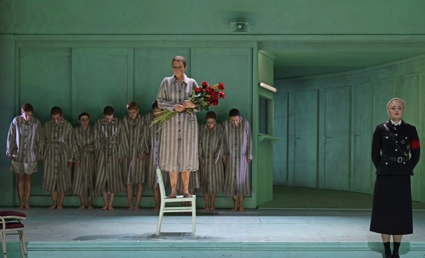 Bilderstrecke zu „Die Passagierin“ im Staatstheater Mainz Im Raum der