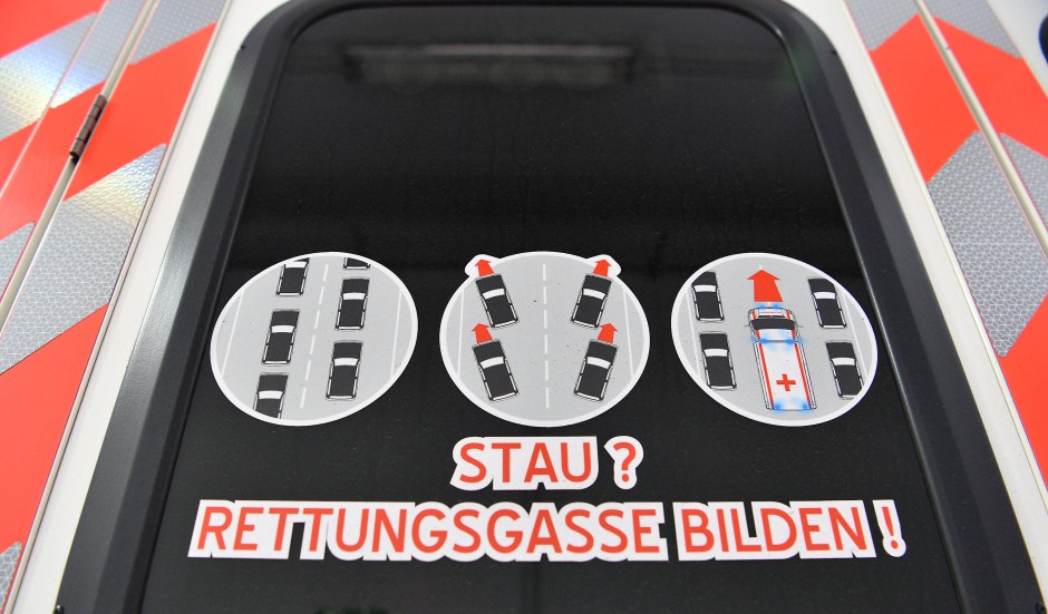 Bild zu: Autfoahrer fährt in Bayern Mann in Rettungsgasse ...