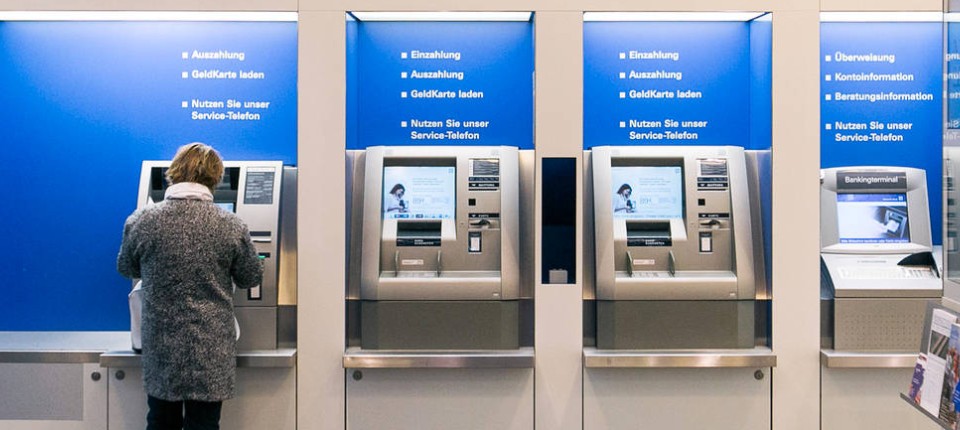 Warum Man Nun Vor Bankautomaten Abstand Halten Sollte