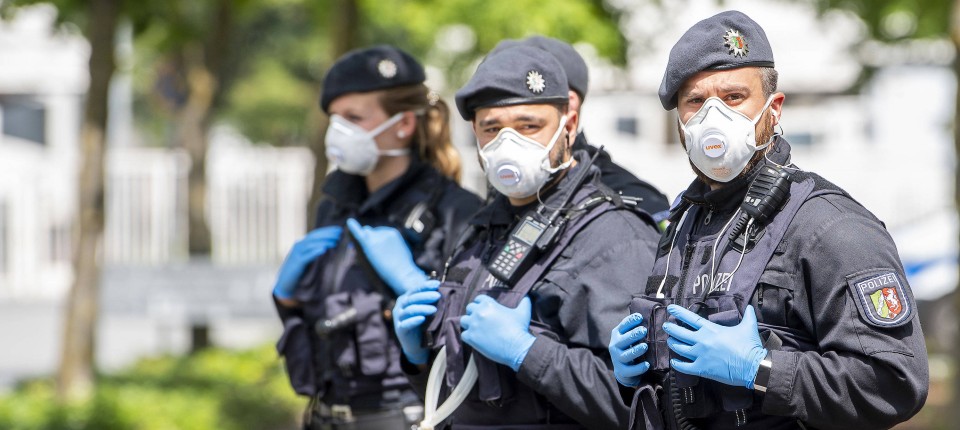 Polizisten sichern die Demonstration der Tierschützer vor dem Betriebsgelände der Firma Tönnies. 