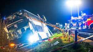 Reisebus nach schwerem Unfall abtransportiert