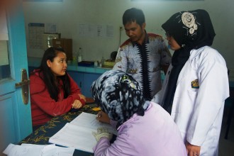 Diagnosis Malaria: Alftool Al-Zahro (kiri) tertular meski menggunakan kelambu. Diagnosis Malaria: Alftool Al-Zahro (kiri) tertular meski menggunakan kelambu.