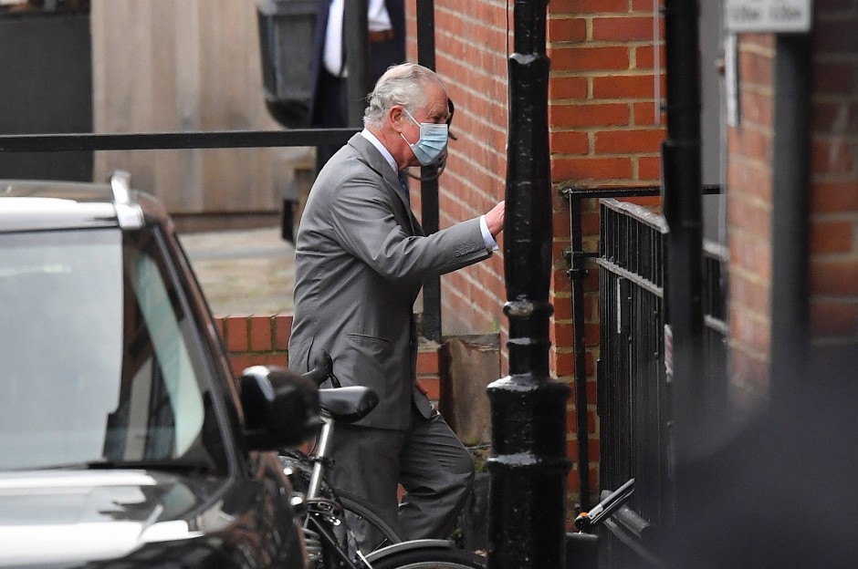 Bild zu: Prinz Charles besucht Vater Prinz Philip im ...