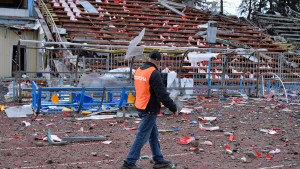 Mit Schutzweste im zerstörten Stadion