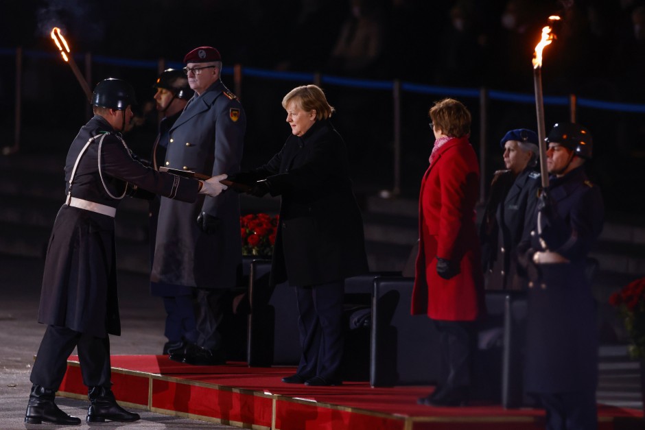 Bilderstrecke zu: Großer Zapfenstreich für Angela Merkel: Abschied der ...