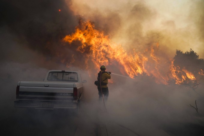 USA, Irvine: Ein Feuerwehrmann, der am Silverado Fire 2020 in Kalifornien arbeitet.  Die zunehmenden Brände in Amerika werden oft auf extreme Wetterbedingungen und die Folgen des Klimawandels zurückgeführt. USA, Irvine: Ein Feuerwehrmann, der am Silverado Fire 2020 in Kalifornien arbeitet.  Die zunehmenden Brände in Amerika werden oft auf extreme Wetterbedingungen und die Folgen des Klimawandels zurückgeführt.