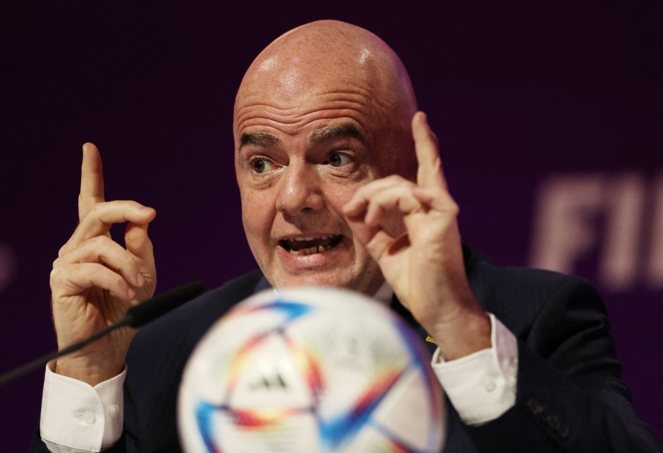 Bild zu Gianni Infantino vor WM in Qatar mit Kritikern ab