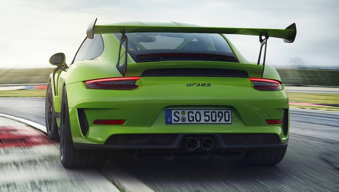 520 hp holds the 4.0-liter six-cylinder boxer engine without turbocharger already at 8250 revolutions per minute ready. 