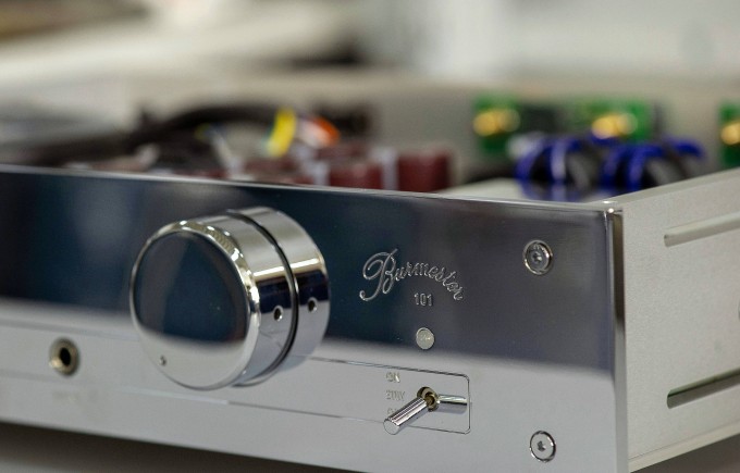 Die silbern spiegelnden Fronten sind das Markenzeichen von Burmester-Anlagen. Im Bild der Vollverstärker 101. Die silbern spiegelnden Fronten sind das Markenzeichen von Burmester-Anlagen. Im Bild der Vollverstärker 101.