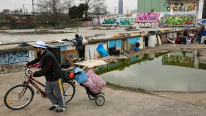 Rumänen im Gutleutviertel - die Roma, die auf der Frankfurter  Industriebrache leben, sollen heute ihre Hütten räumen
