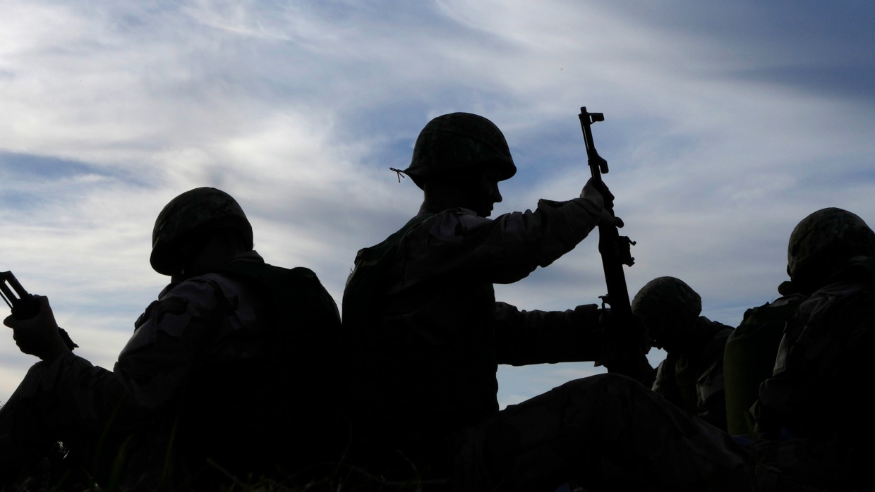 Teure Arbeit: Ukrainische Rekruten säubern Waffen während der Ausbildung auf einer Militärbasis der britischen Streitkräfte in Südengland - dpa