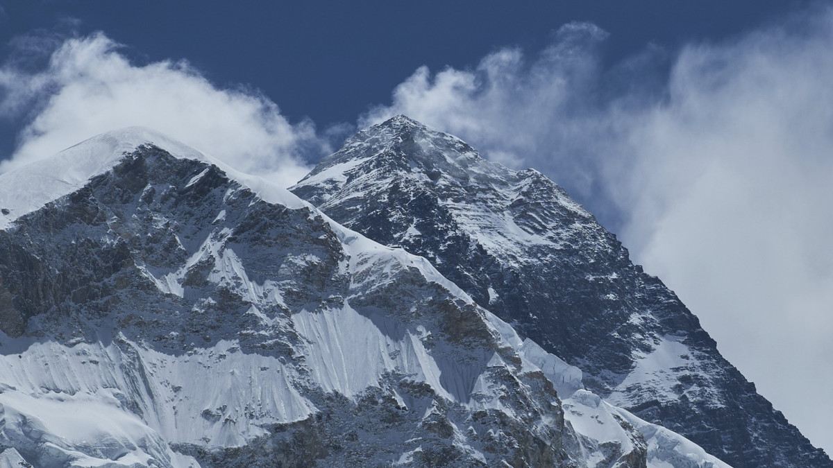 Immer wieder das Ziel wagemutiger Sportler: der Mount Everest - AP
