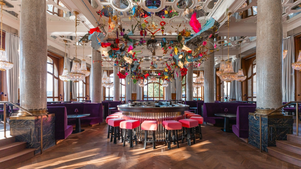 Grand Hotel in Basel: Hotelflure wie Wunderkammern