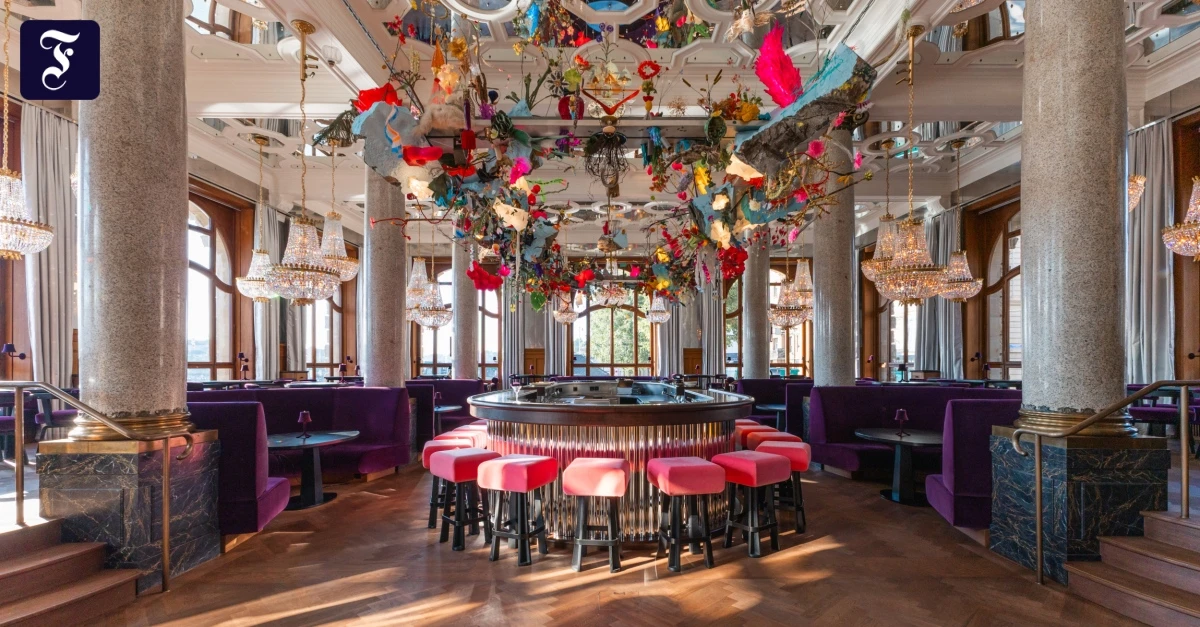 Grand-Hotel-in-Basel-Hotelflure-wie-Wunderkammern