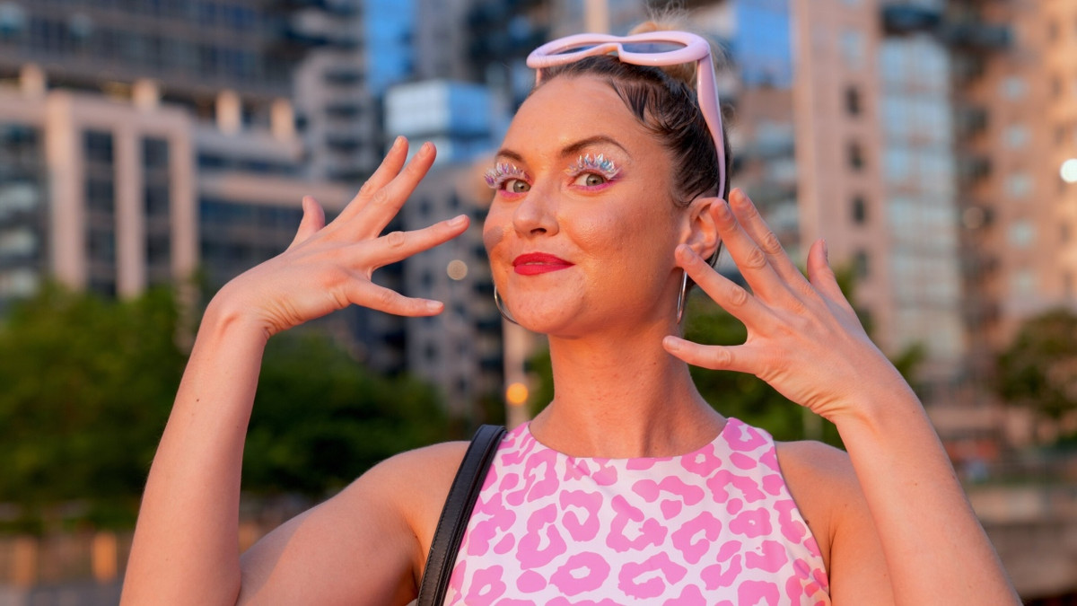Auch erwachsene Frauen tragen Pink mit Glitzer: Stilistisch knüpfen gerade viele Strömungen an „Mädchenträume“ an. - Picture Alliance