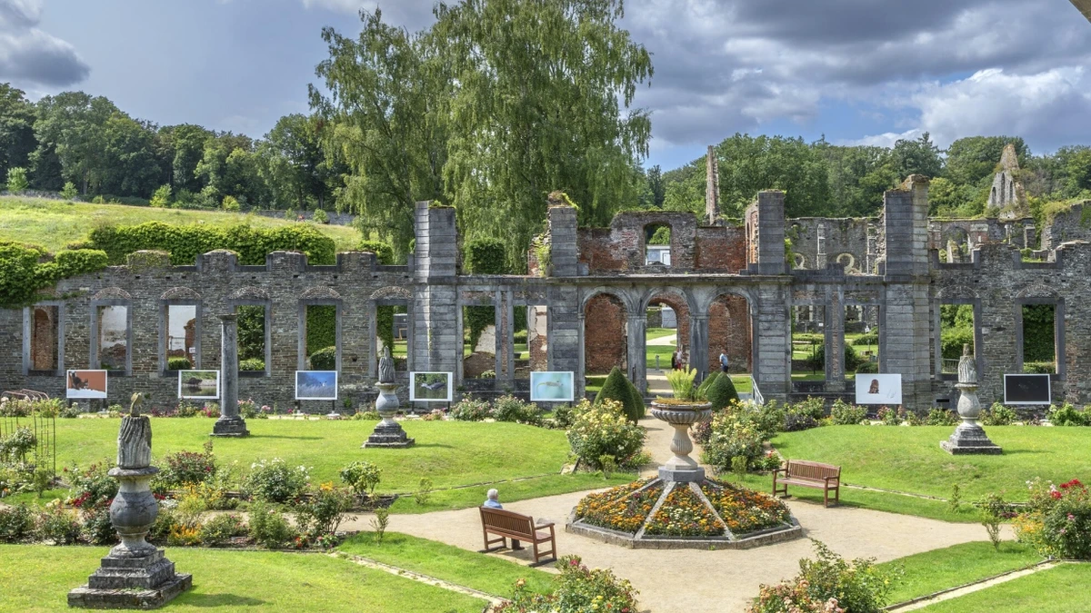 Nicht nur gut für geistige Andacht: der Garten des Abtes in der Klosterruine von Villers aus dem 13. Jahrhundert. - Picture Alliance