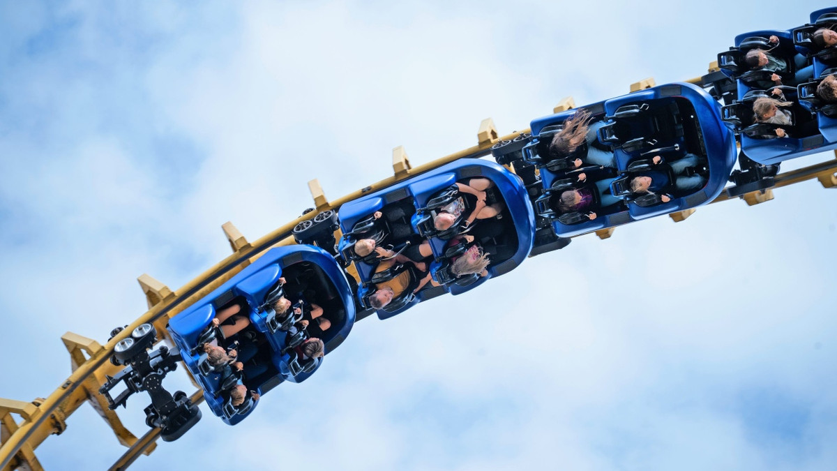 Hals über Kopf: Familie Köhlert während der Fahrt in der Pendelachterbahn „Fluch des Kraken“ im Freizeitland Geiselwind - Tobias Schmitt