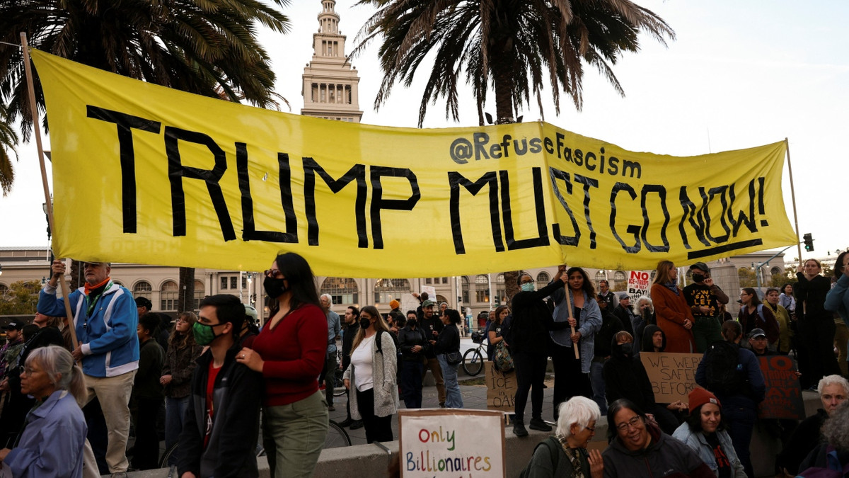 „Trump muss weg“ fordern diese Demonstranten in San Francisco. - Reuters/Manuel Orbegozo