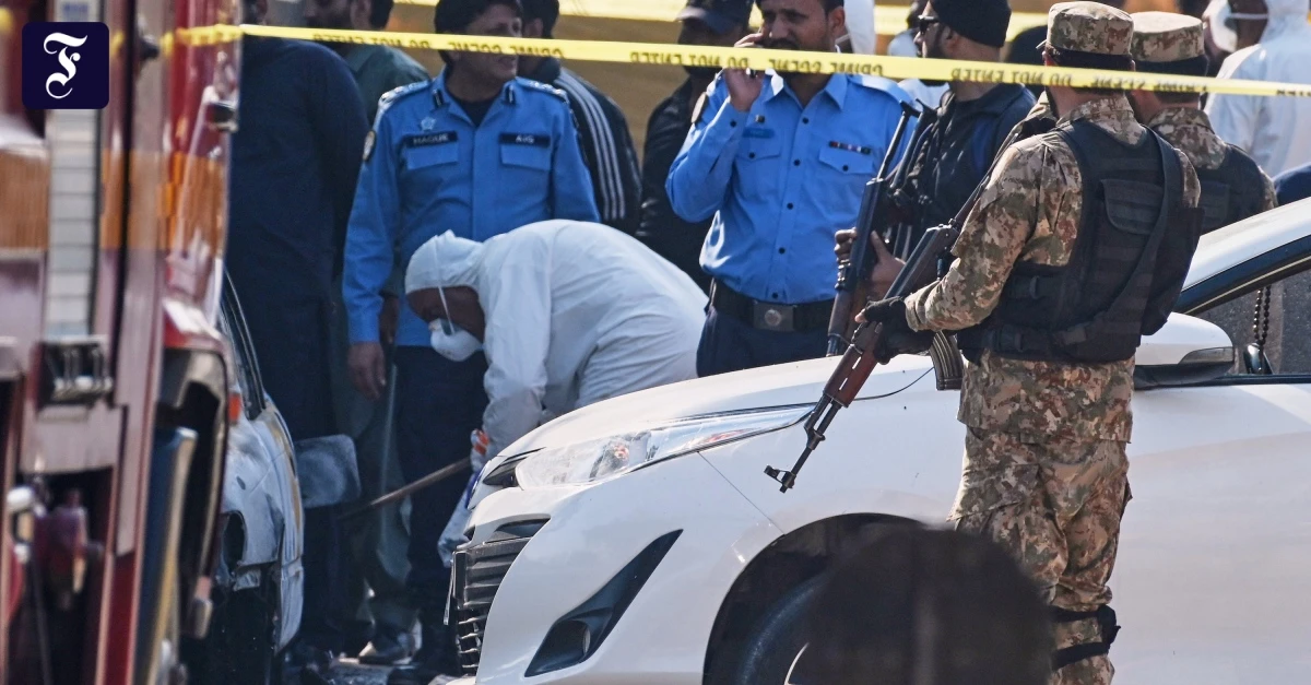 Explosion-vor-Gericht-Zw-lf-Tote-bei-Selbstmordanschlag-in-Pakistans-Hauptstadt