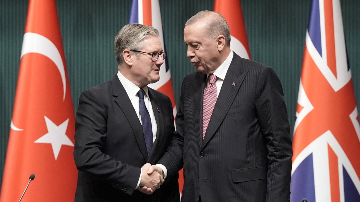Keir Starmer und Tayyip Erdogan nach der Unterzeichnung eines Abkommens zum Kauf von 20 britischen Kampfflugzeugen in Ankara - Reuters