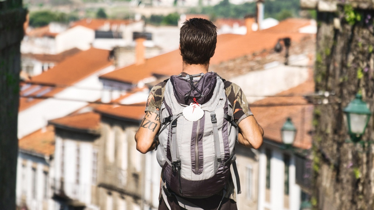 Ein Pilger erreicht Santiago de Compostela. - picture alliance / Shotshop