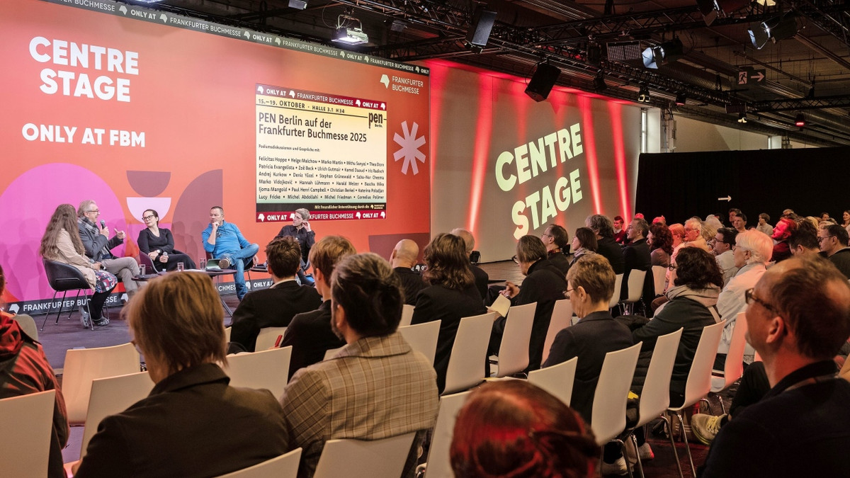 Der Ort für Diskussionen ist nicht mehr auf dem Platz im Freien. Aber wer die Center Stage in Halle 4.1 findet, hört interessante Debatten. - Frank Röth