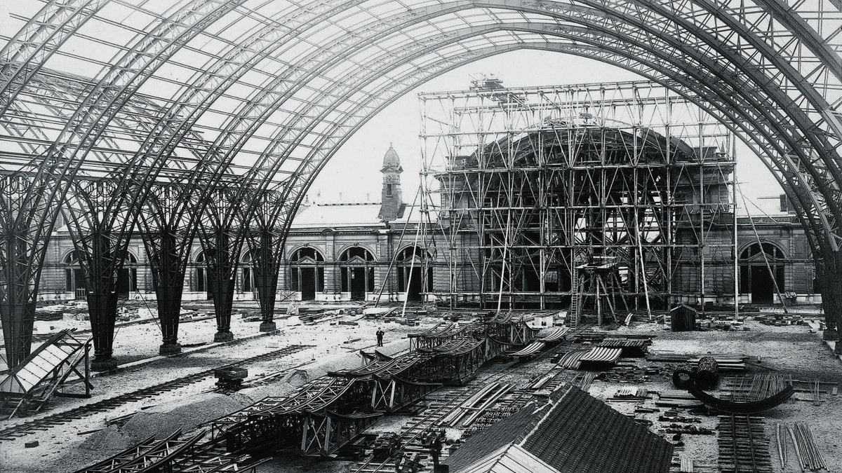 Beeindruckende Konstruktion: Der auf dieser Aufnahme noch in Bau befindliche, 1888 dann eröffnete Hauptbahnhof ersetzte drei näher am Zentrum liegende Bahnhöfe. - Architekturmuseum der Technische