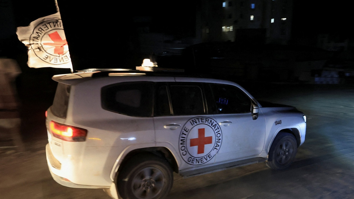 Das Rote Kreuz transportiert am 27. Oktober 2025 in Gaza-Stadt die Leiche einer verstorbenen Geisel. - Reuters