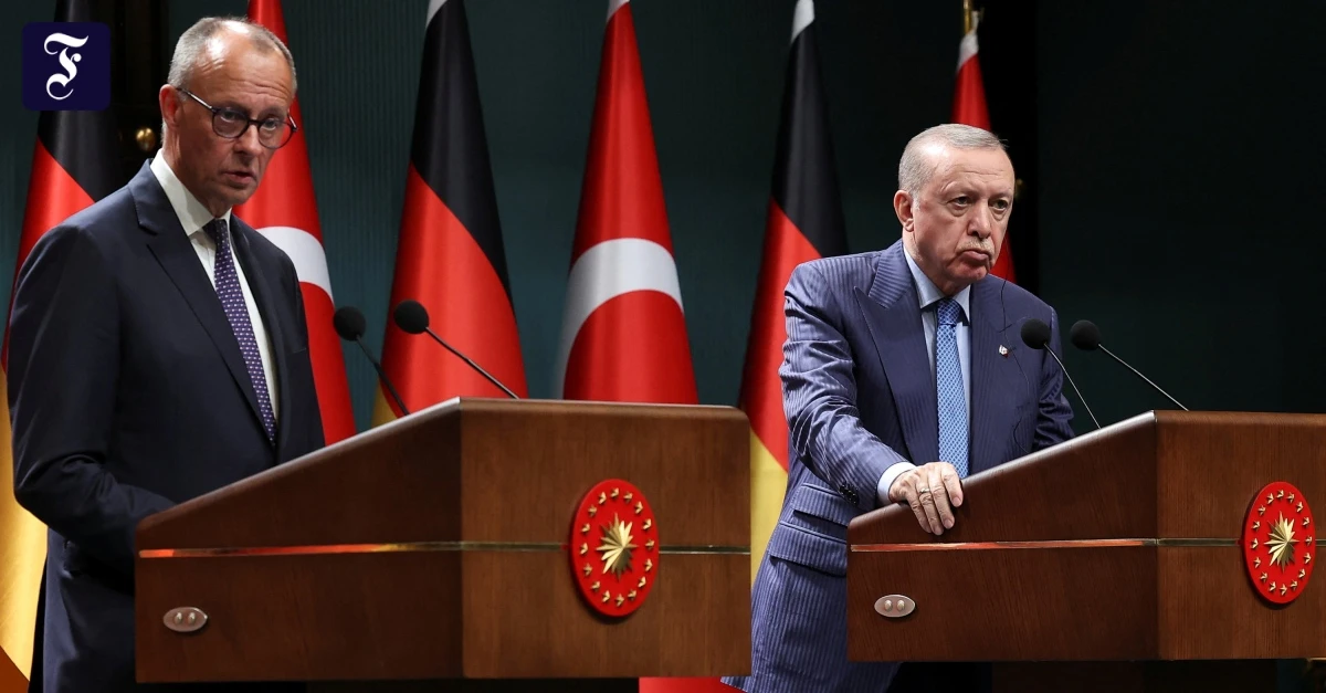 Liveblog Bundespolitik: Erdoğan empfängt Merz mit militärischen Ehren