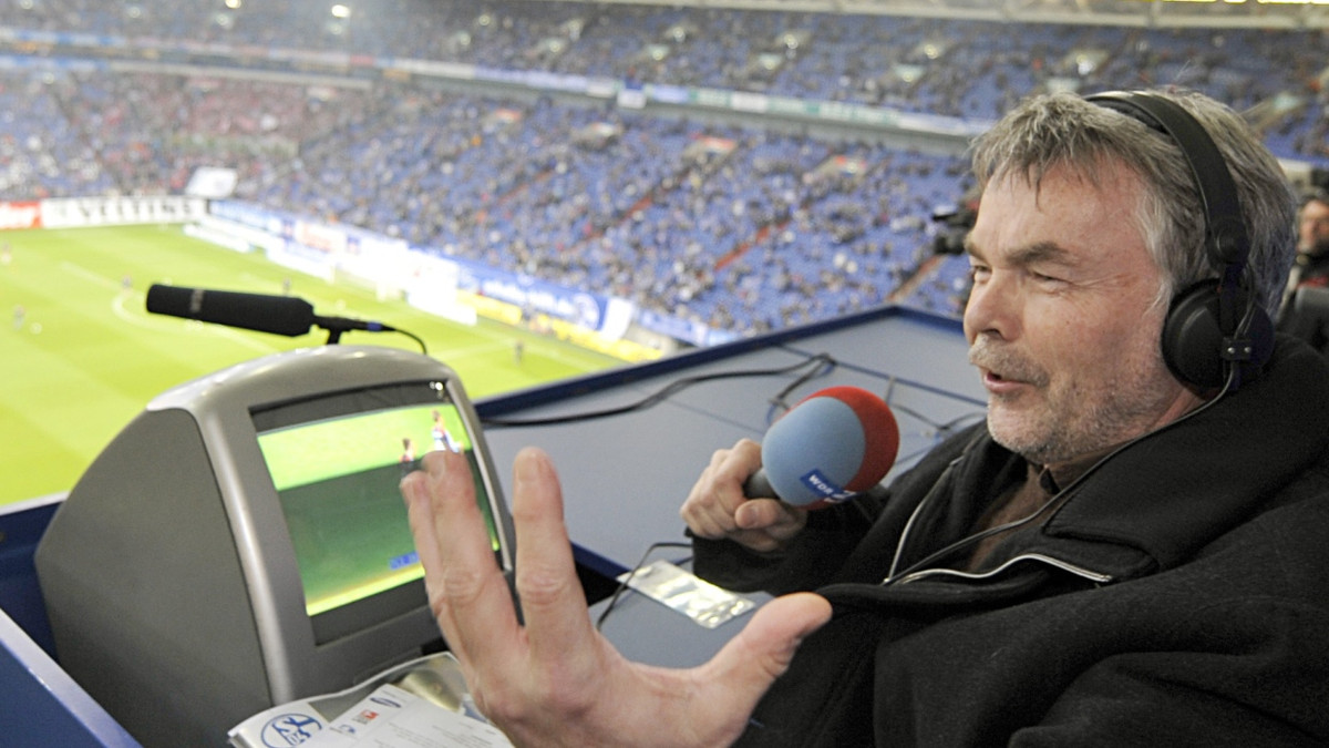 Manfred Breuckmann, Radioreporter des Westdeutschen Rundfunks, kommentiert ein Bundesligaspiel des FC Schalke 04 gegen den FC Bayern München im Jahr 2008. - dpa