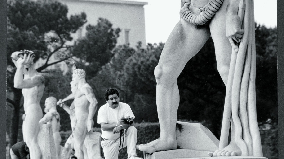 Einer hat die Sohle auf den Marmorrand gesetzt: Viele Monumente des Faschismus können von der Regierung Meloni nicht restauriert werden, weil sie wie der Diskuswerfer von Aroldo Bellini und der Athletische Bergsteiger von Eugenio Baroni im Stadio dei Marmi im früheren Foro Mussolini in Rom nie abgeräumt wurden. - Wolfgang Haut