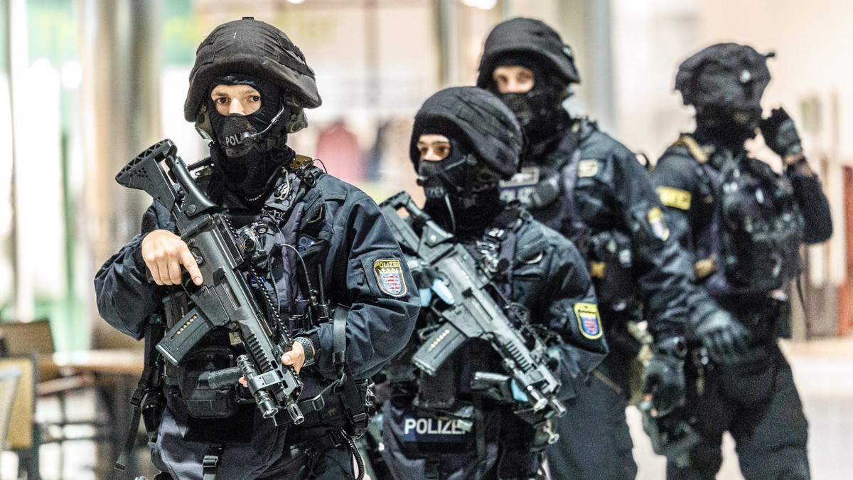 Auch Beamte aus Spezialeinheiten waren im Einsatz. - Lando Hass