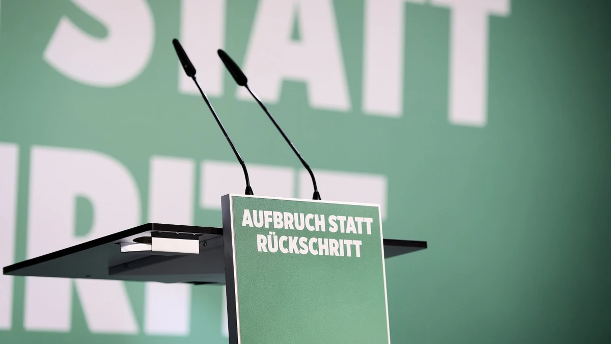 Welche Partei die Zukunft verkörpern darf und welche die Vergangenheit, ist umkämpft: Rednerpult der „Grünen“, Februar 2025 - picture alliance / SZ Photo