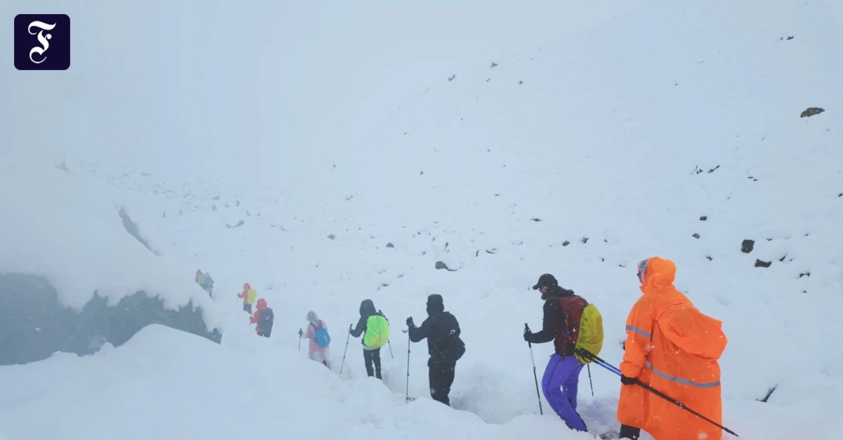 China-Mindestens-350-Touristen-vom-Mount-Everest-gerettet