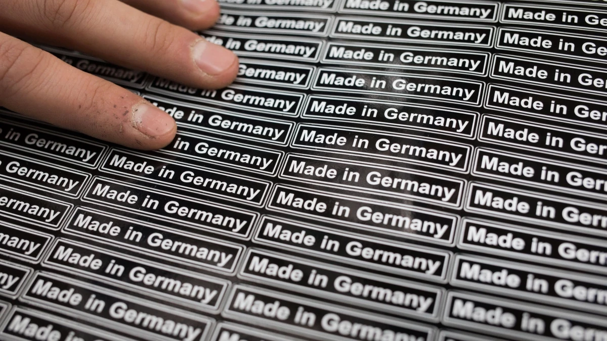 „Made in Germany“: Die deutsche Autoindustrie kämpft. Der Absatz sinkt weiter, während Konkurrenzländer stärker in den Fortschritt investieren. - dpa
